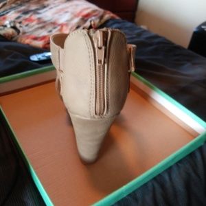 Chinese Laundry Wedged sandals